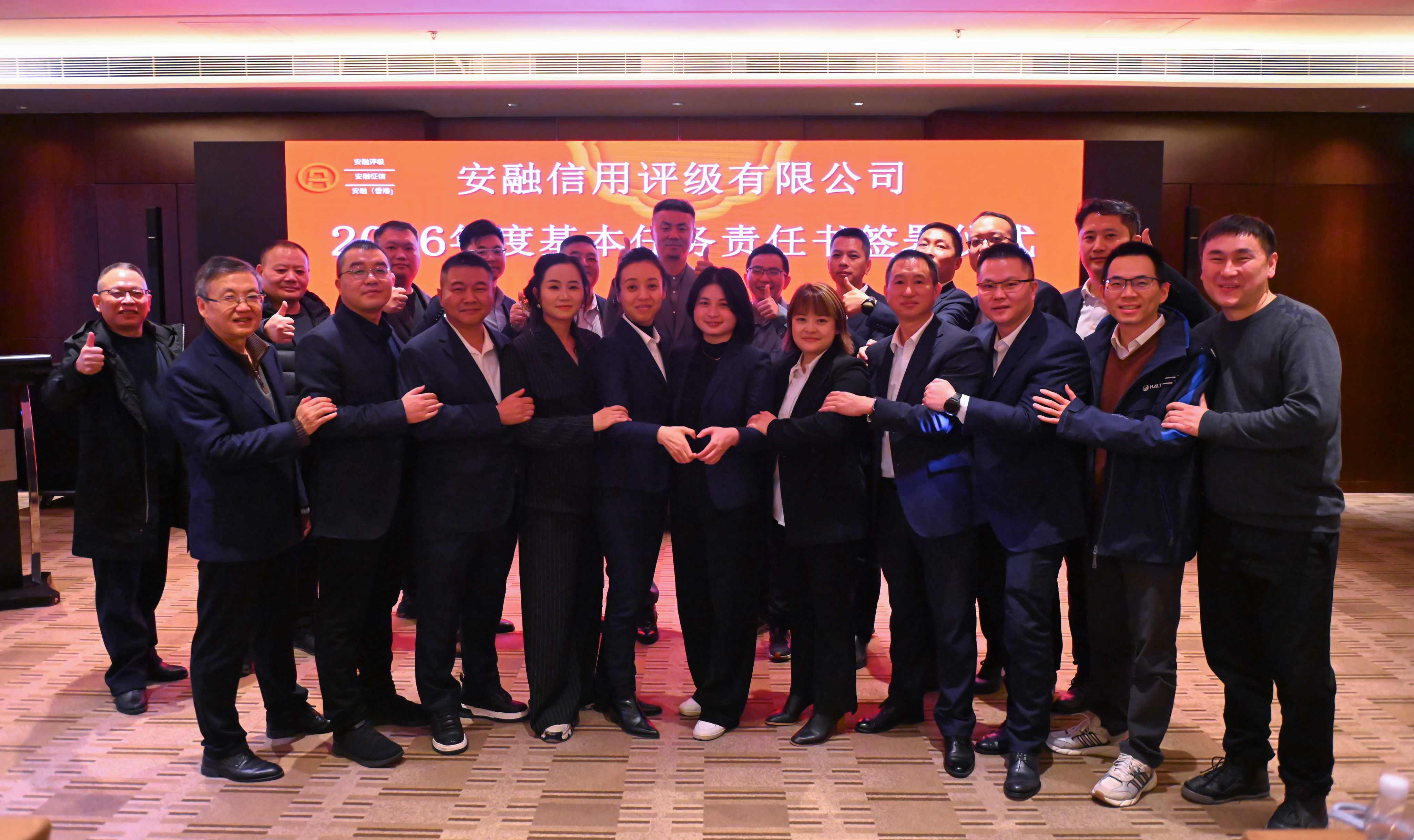 12责任书合影_副本.jpg 12责任书合影_副本.jpg