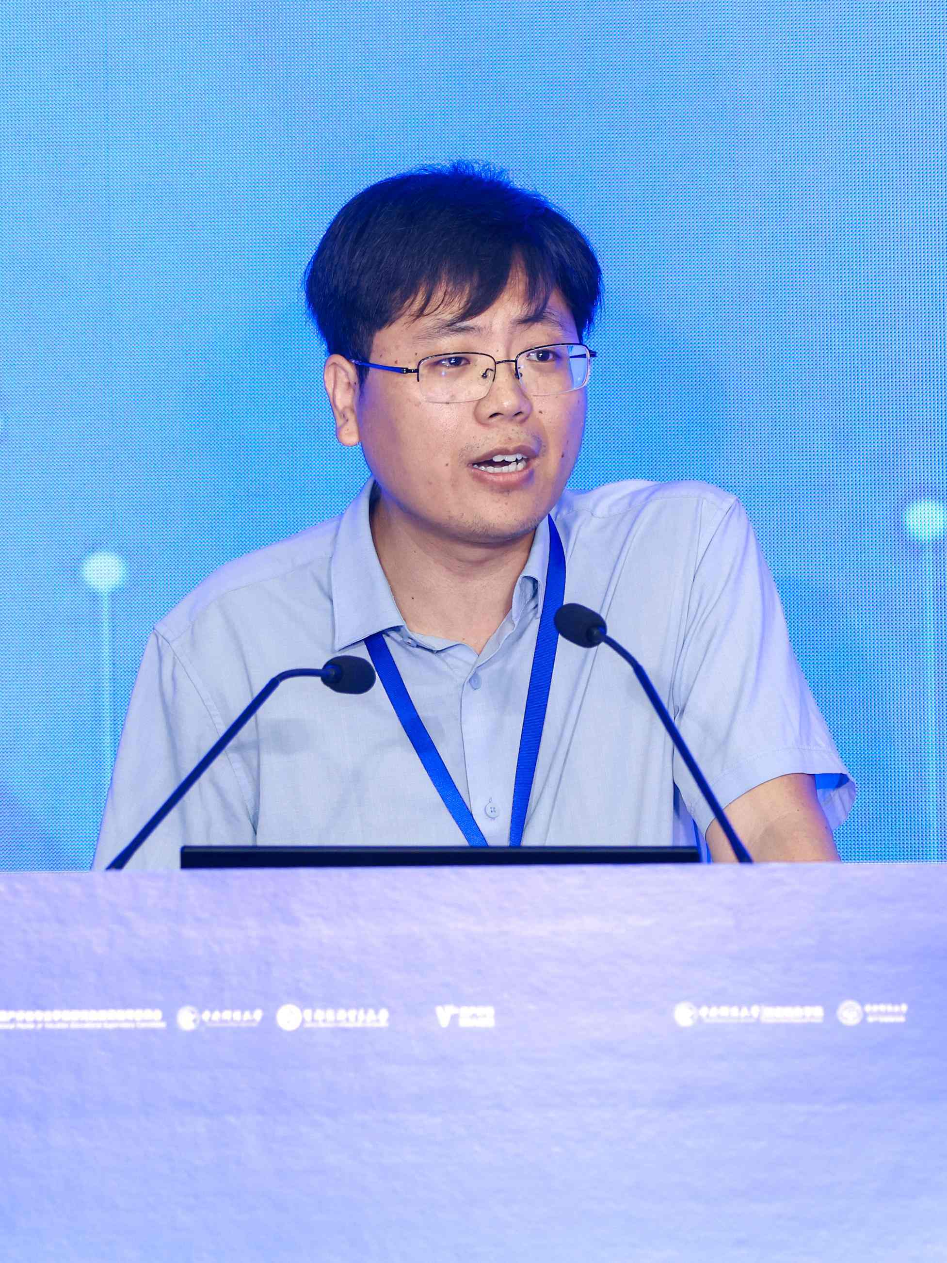 8主旨报告主持-李小荣.jpg